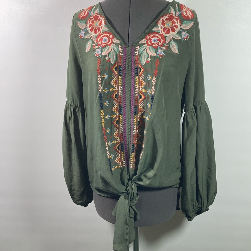 Entro Top Women Size S Green w Embroidered Front Puff Elastic Sleeve Tie Front